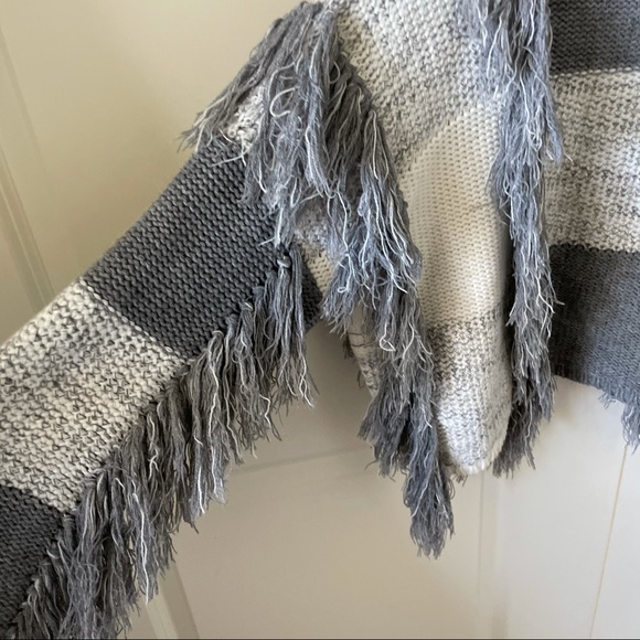 Moon River Colorblock Gray and White Fringe Sweater Size Small - Picture 5 of 14